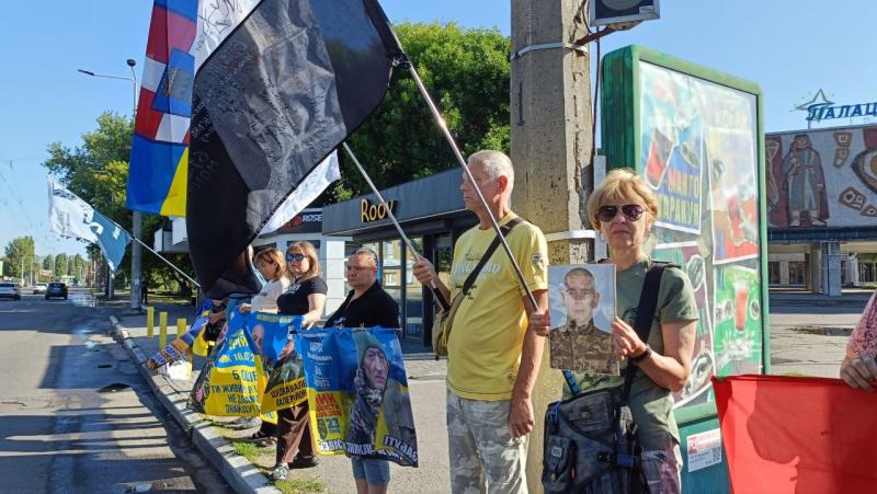 «Відчуваю сина в своєму серці»: у Кременчуці родини полонених і зниклих безвісти знову вийшли на акцію