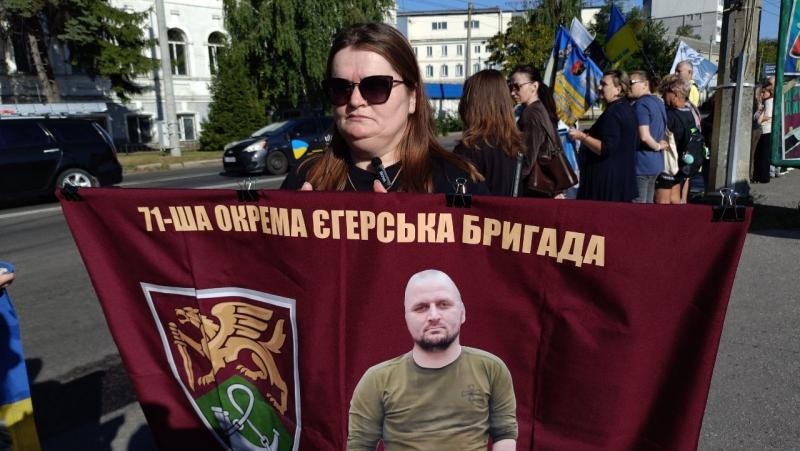 «Відчуваю сина в своєму серці»: у Кременчуці родини полонених і зниклих безвісти знову вийшли на акцію