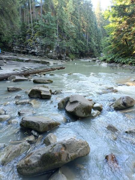 Карпатська пригода на один день: каньйон, водоспади, гойдалки та гуцульський колорит Микуличина