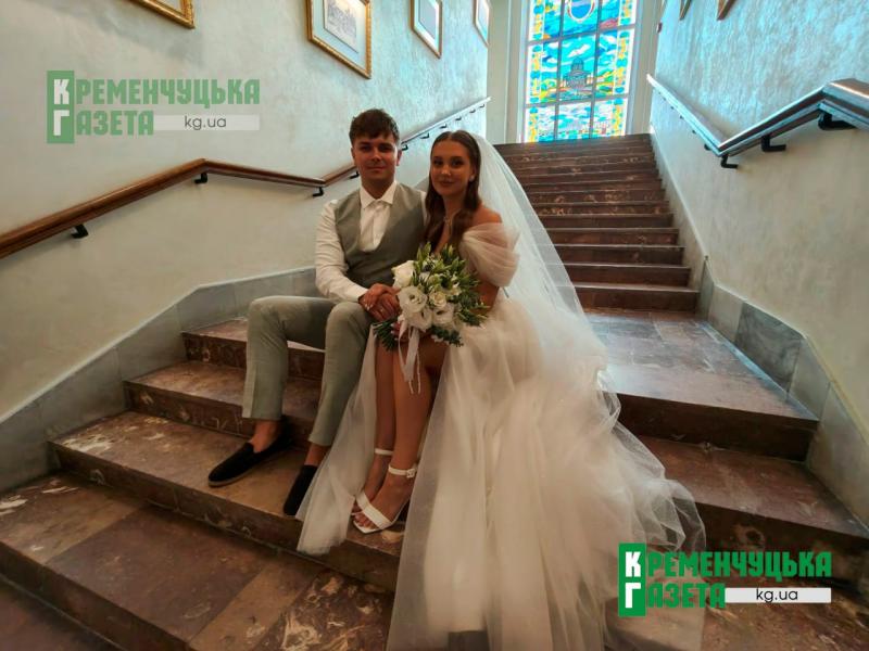Кохання крізь роки: ще одна пара кременчуцьких молодят обрала музей для своєї весільної фотосесії