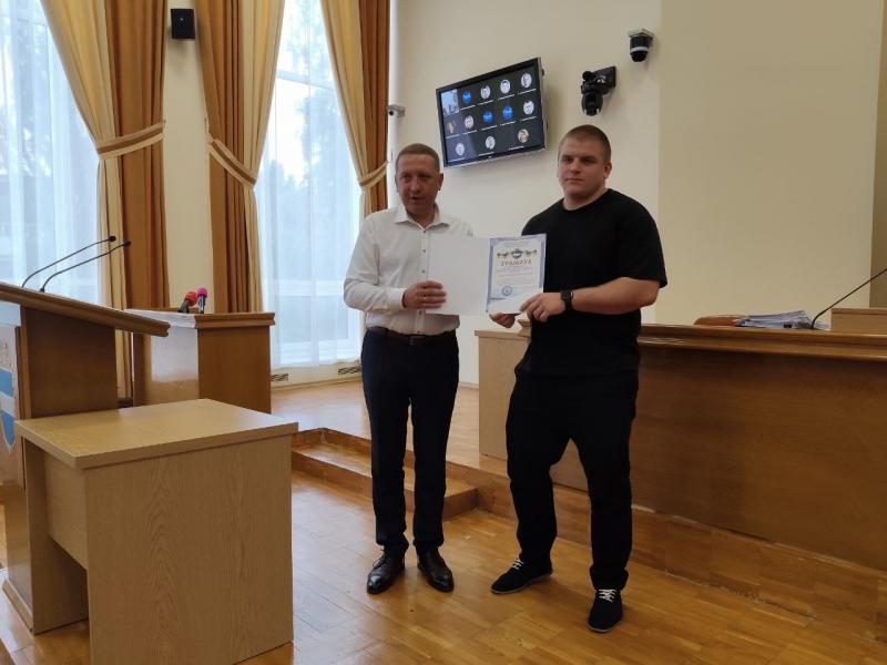 Малецький на сесії нагородив своїх підлеглих, засновника кременчуцького дзюдо та молодого спортсмена