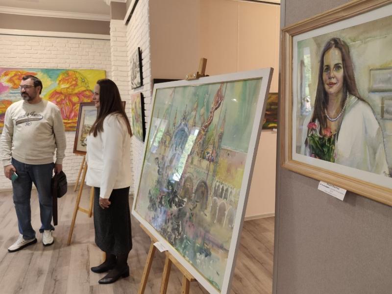 З-за кордону — до Кременчука: Оксана Бойко представила ювілейну філателістичну виставку