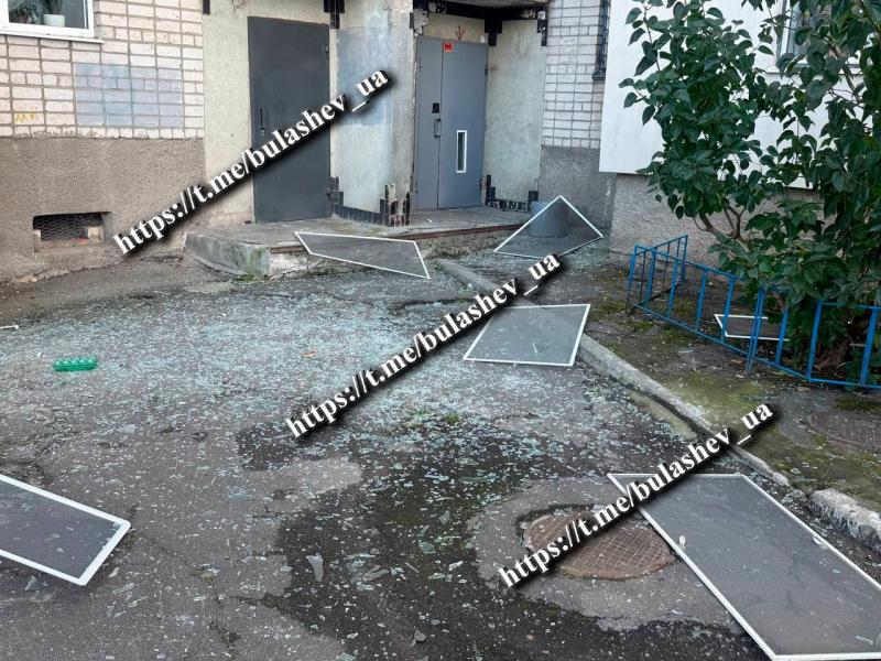 Перші фото з місця події: у Кременчуці через ворожий удар зазнали пошкоджень підприємство, прилеглі споруди та машини