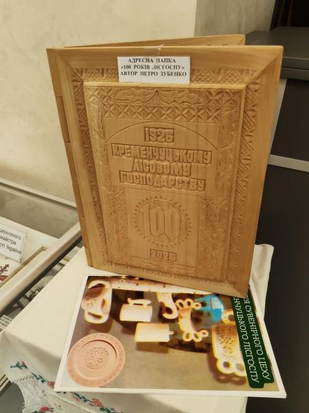Гігантські ковші-коні для студії Довженка, дерев’яні кружки та скриньки: у Кременчуцькому краєзнавчому музеї показали спадщину легендарного сувенірного цеху