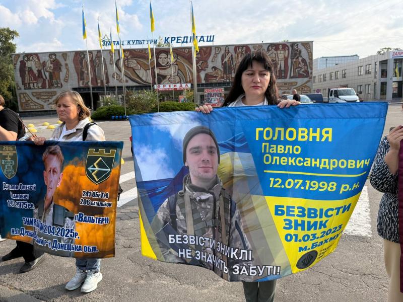 «Вірю, чекаю, молюся»: у Кременчуці відбулася чергова акція на підтримку полонених і зниклих безвісти захисників