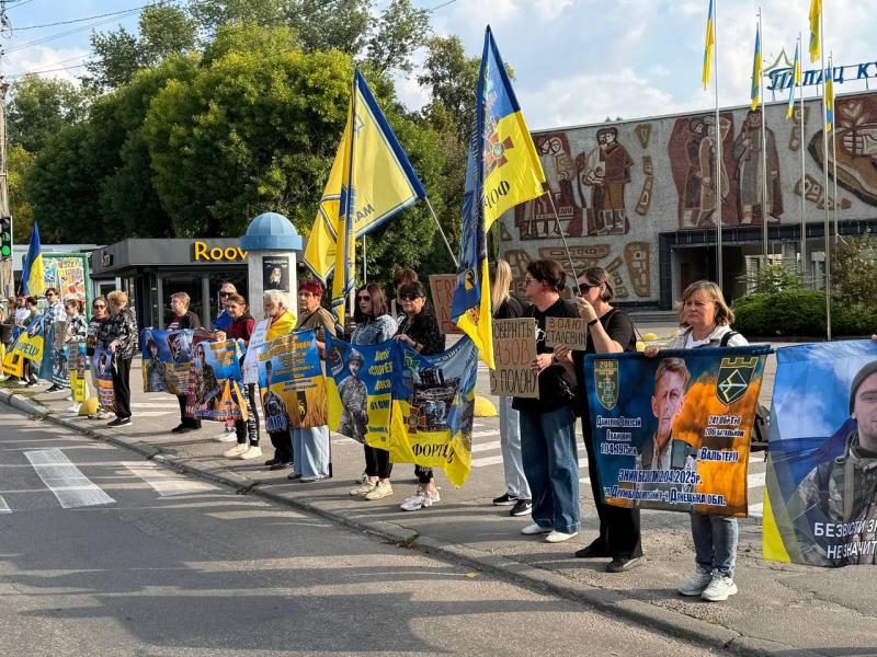 «Вірю, чекаю, молюся»: у Кременчуці відбулася чергова акція на підтримку полонених і зниклих безвісти захисників