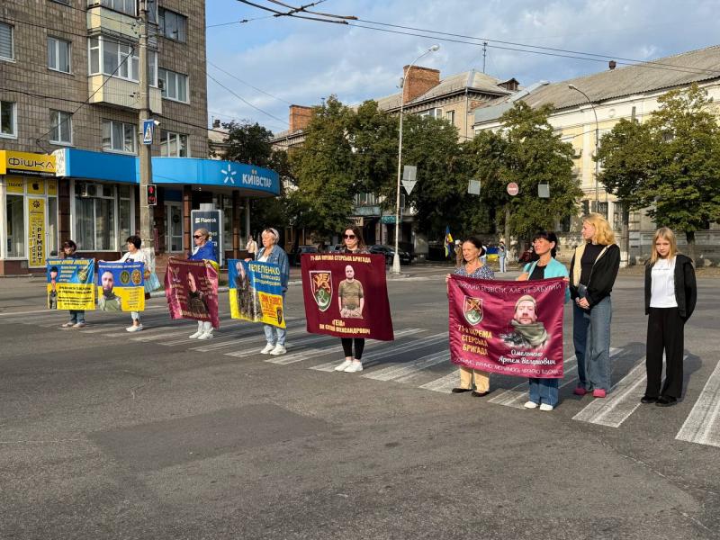 «Вірю, чекаю, молюся»: у Кременчуці відбулася чергова акція на підтримку полонених і зниклих безвісти захисників