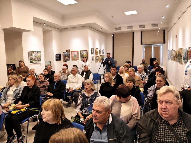 Сльози, сум і невимовна туга: у Кременчуці родинам загиблих воїнів вручили відзнаки «Захисник України — Герой Кременчука»