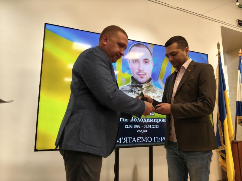 Сльози, сум і невимовна туга: у Кременчуці родинам загиблих воїнів вручили відзнаки «Захисник України — Герой Кременчука»