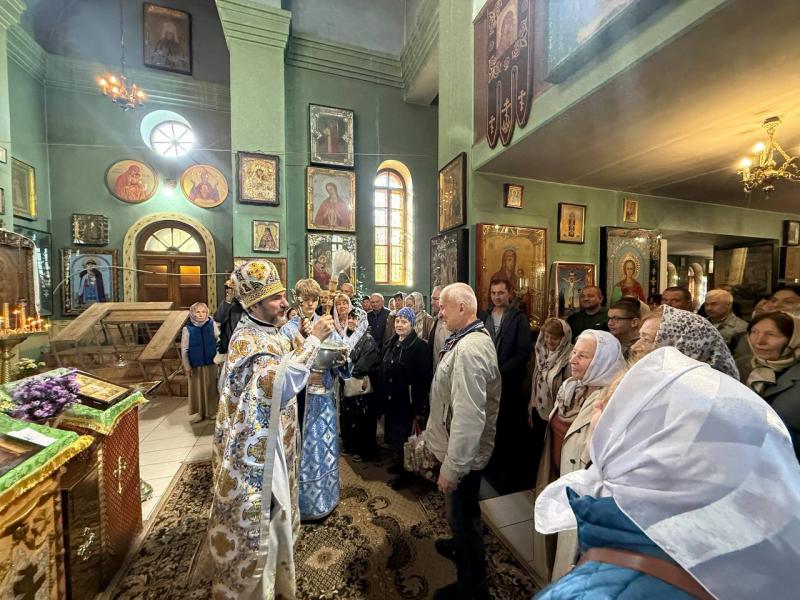 «Наша замучена, але вільна земля»: у Кременчуці на Покрову молилися за Україну