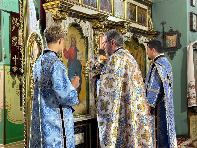 «Наша замучена, але вільна земля»: у Кременчуці на Покрову молилися за Україну
