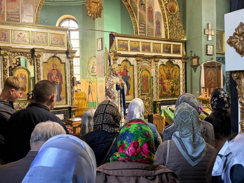 «Наша замучена, але вільна земля»: у Кременчуці на Покрову молилися за Україну
