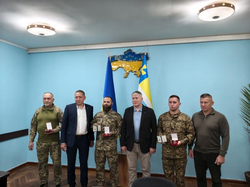 «Ви — наша гордість»: у Кременчуцькій РВА нагородили військових з нагоди Дня захисників і захисниць України