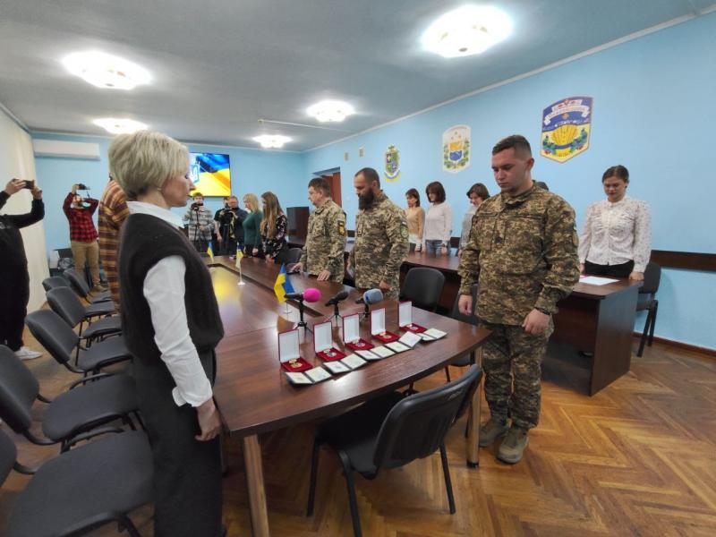 «Ви — наша гордість»: у Кременчуцькій РВА нагородили військових з нагоди Дня захисників і захисниць України