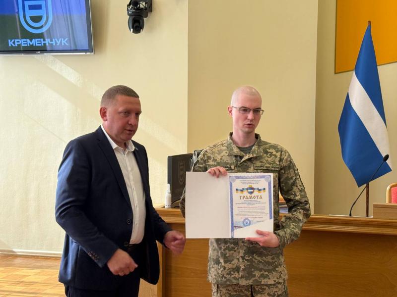 Визнання і вдячність громади: у Кременчуці на сесії міської ради нагородили військових, поліцейських та захисників