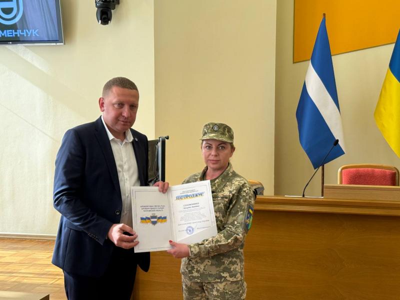 Визнання і вдячність громади: у Кременчуці на сесії міської ради нагородили військових, поліцейських та захисників