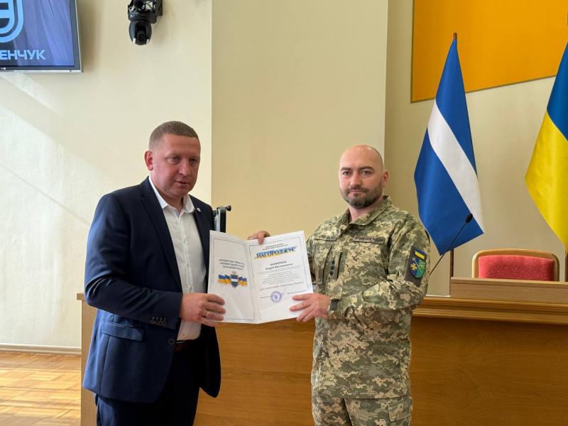 Визнання і вдячність громади: у Кременчуці на сесії міської ради нагородили військових, поліцейських та захисників