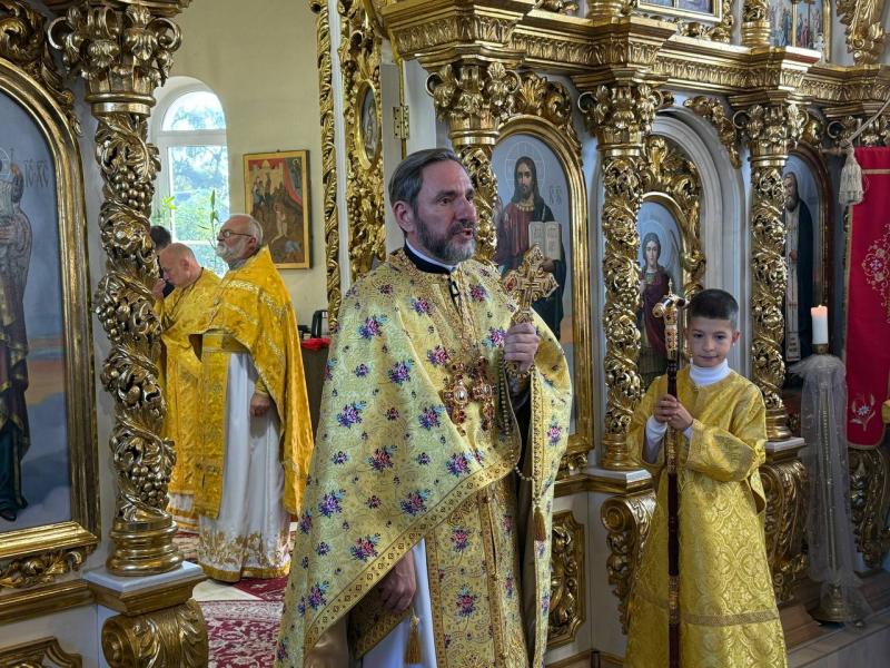 Шість років храму Серафима Саровського: у Кременчуці молилися за воїнів, вітали настоятеля та влаштували свято для дітей