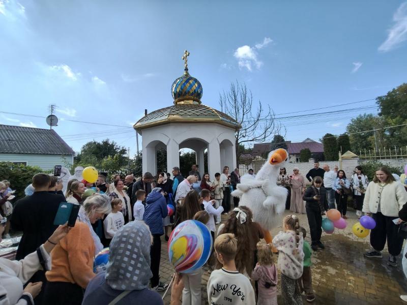 Шість років храму Серафима Саровського: у Кременчуці молилися за воїнів, вітали настоятеля та влаштували свято для дітей