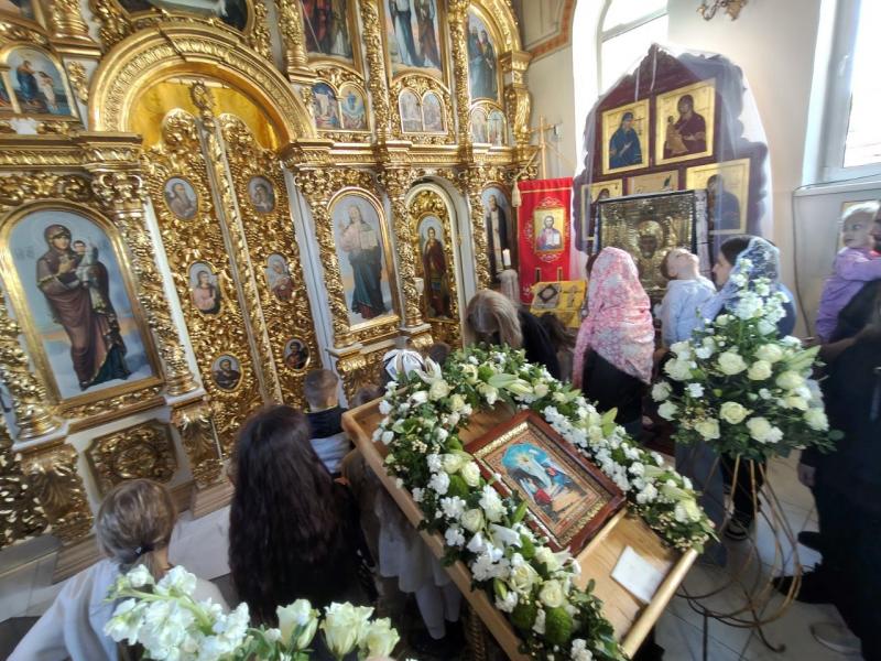 Шість років храму Серафима Саровського: у Кременчуці молилися за воїнів, вітали настоятеля та влаштували свято для дітей