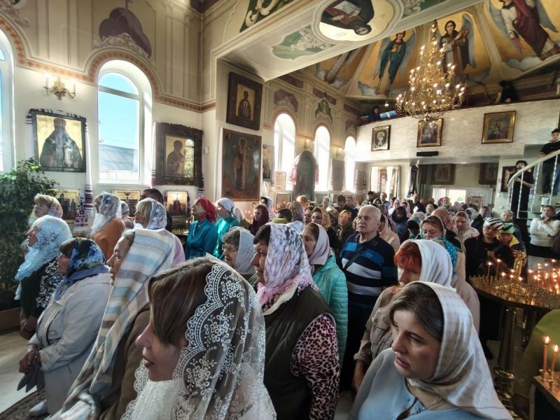 Шість років храму Серафима Саровського: у Кременчуці молилися за воїнів, вітали настоятеля та влаштували свято для дітей