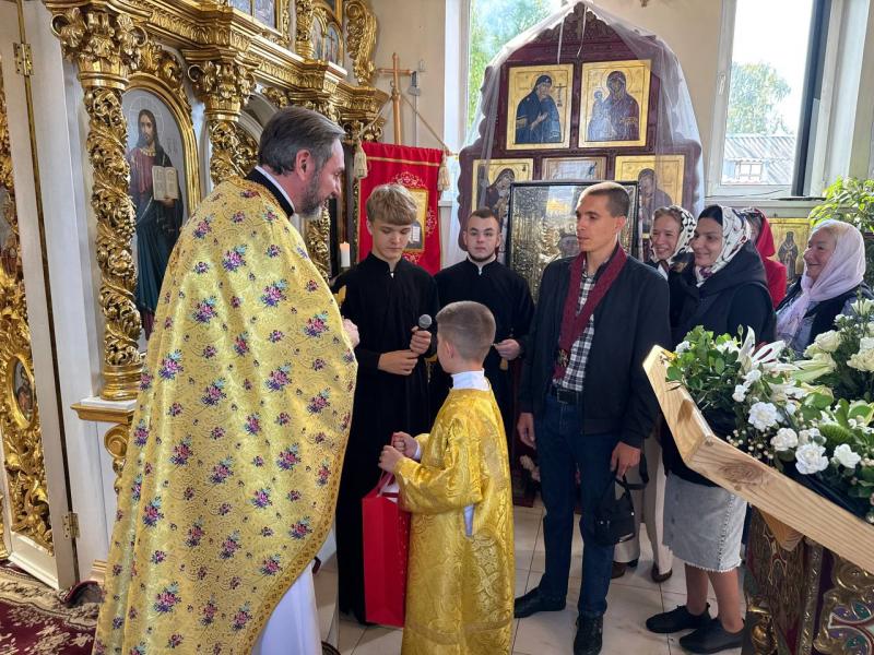 Шість років храму Серафима Саровського: у Кременчуці молилися за воїнів, вітали настоятеля та влаштували свято для дітей