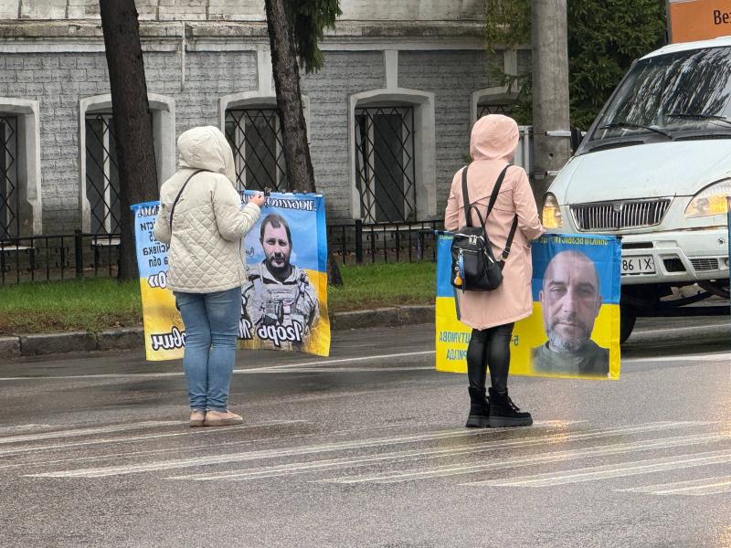 «Ми — їхній голос»: у Кременчуці рідні зниклих безвісти та полонених знову вийшли на акцію