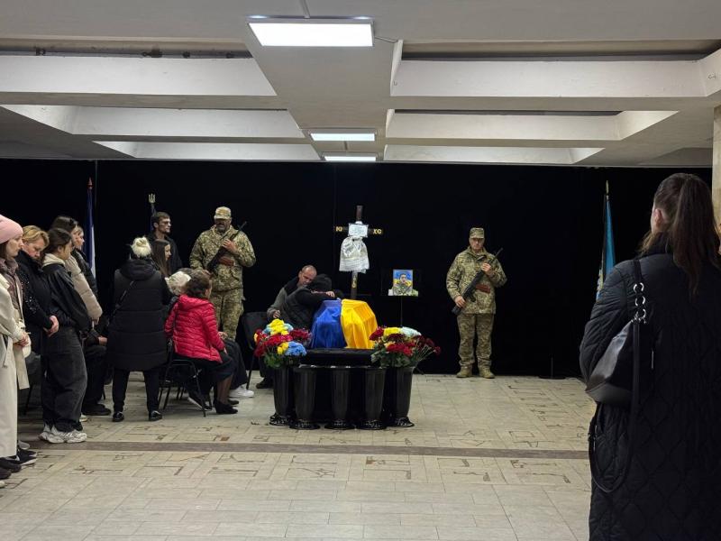 «Мати вірила до останнього»: у Кременчуці поховали Дениса Гулька, який понад рік вважався зниклим безвісти