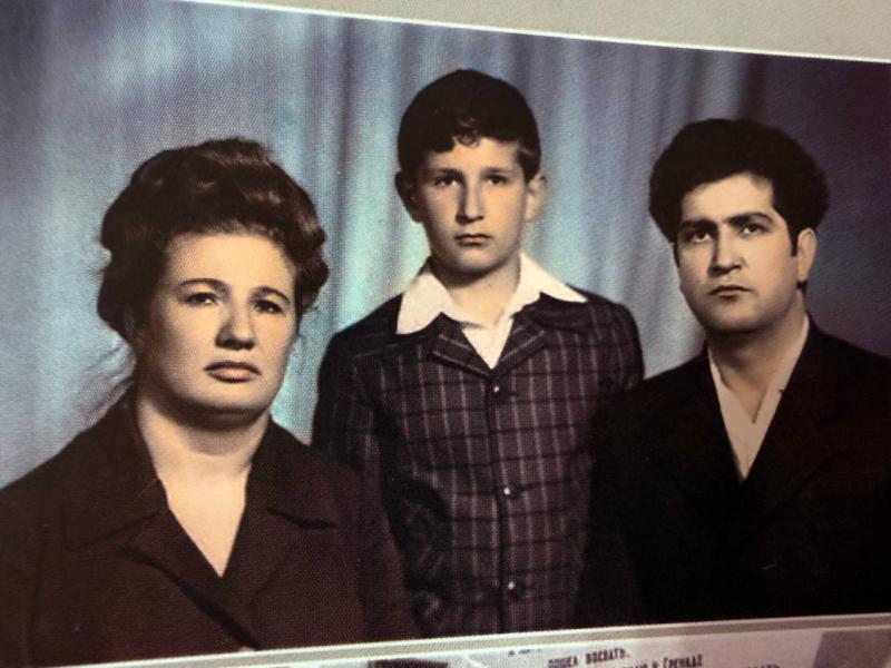 Рідкісні фото із родинного альбому вбитого народного мера: сьогодні Олегу Бабаєву виповнився б 61 рік