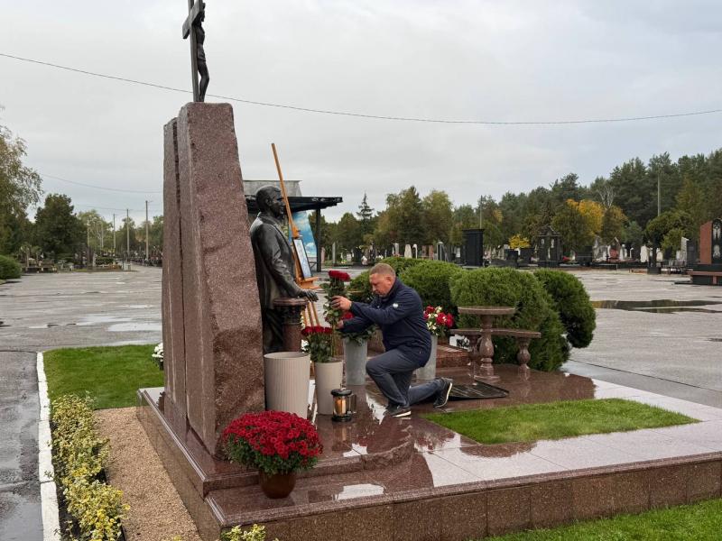 У день народження Олега Бабаєва керівництво Кременчука та колеги поклали квіти на його могилу
