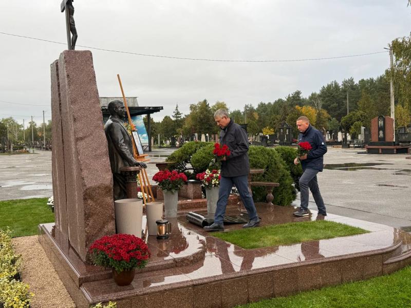 У день народження Олега Бабаєва керівництво Кременчука та колеги поклали квіти на його могилу
