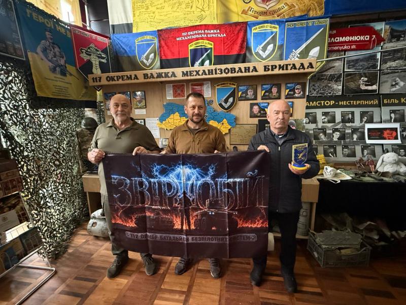 «Навчилися літати в небі, а тепер — ходити по землі»: у Кременчуці студенти випробували наземних роботів 117-ї бригади, які рятують життя військових