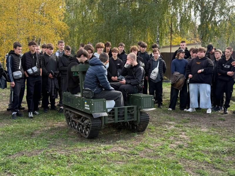 «Навчилися літати в небі, а тепер — ходити по землі»: у Кременчуці студенти випробували наземних роботів 117-ї бригади, які рятують життя військових
