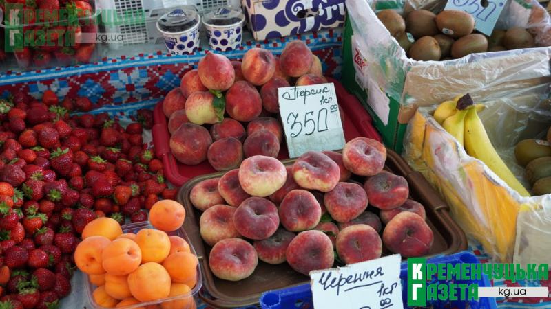 Полуниця у формі ведмежої лапи та по 270 гривень: чим дивує ринок Кременчука