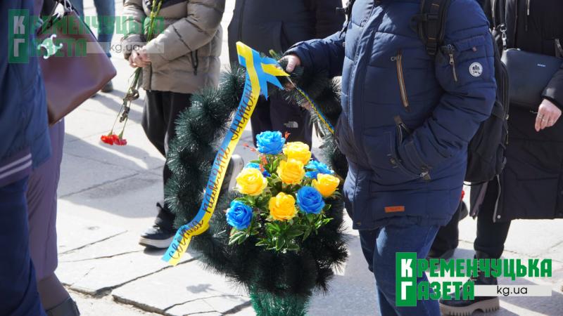 «Чому Бог забирає найкращих?» — у Кременчуці провели в останню путь молодого воїна Антона Білика
