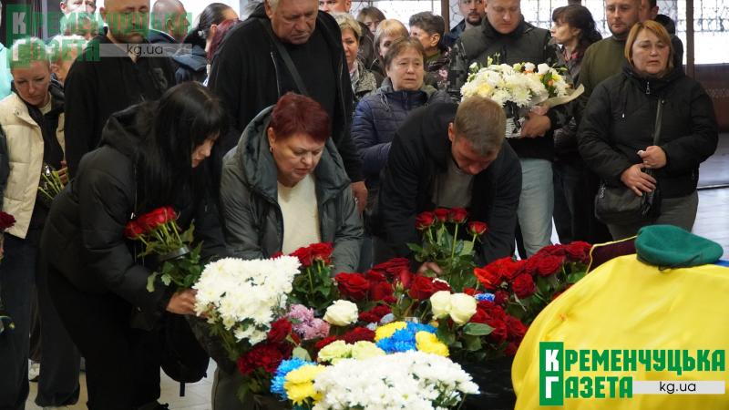 Довго чекали і вірили в диво: Кременчук попрощався із полеглим Захисником Віталієм Чечелем