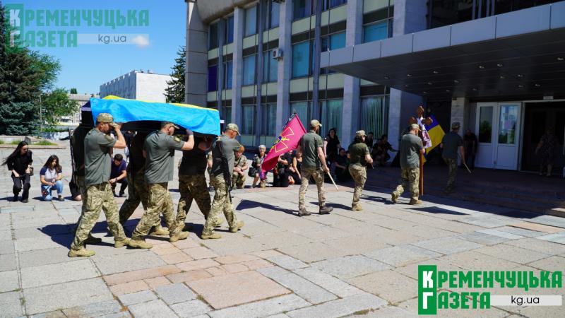 «Такі молоді хлопці не повинні гинути»: у Кременчуці попрощалися із 25-річним Захисником Владиславом Хоменком