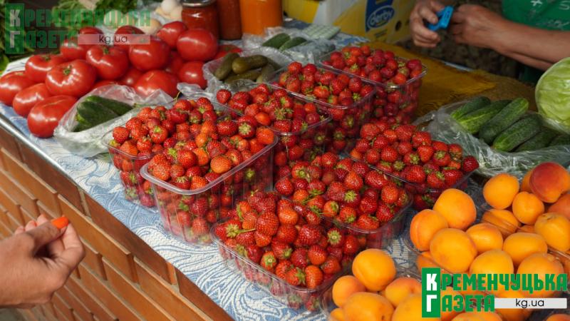 Полуниця у формі ведмежої лапи та по 270 гривень: чим дивує ринок Кременчука