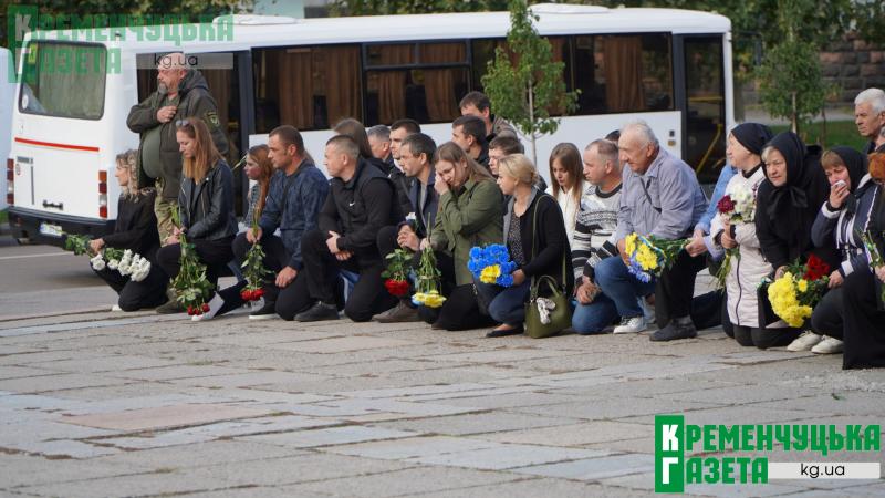 «За такими хлопцями мало бути велике майбутнє України»: у Кременчуці провели в останню путь нацгвардійця Вадима Котвицького
