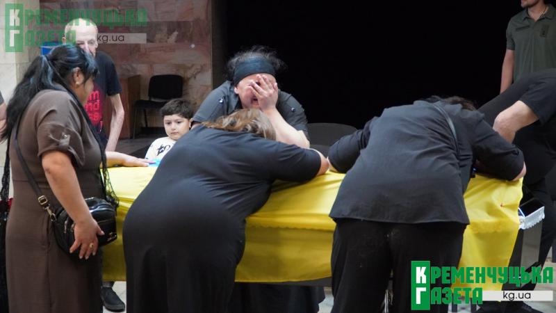 «Такі молоді хлопці не повинні гинути»: у Кременчуці попрощалися із 25-річним Захисником Владиславом Хоменком