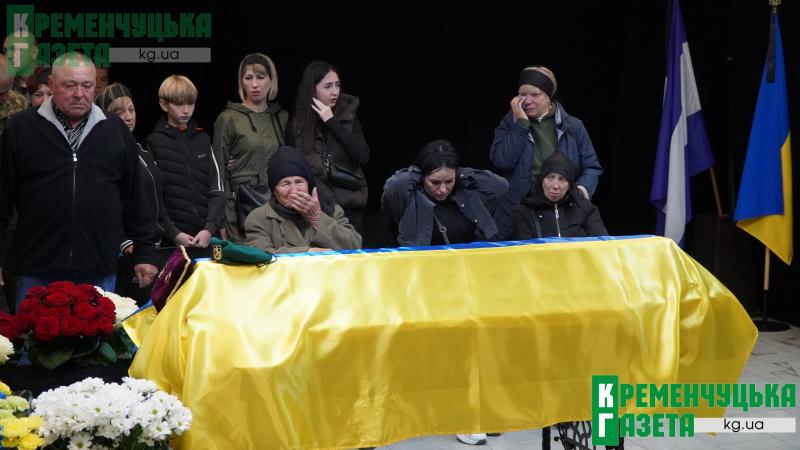 Довго чекали і вірили в диво: Кременчук попрощався із полеглим Захисником Віталієм Чечелем