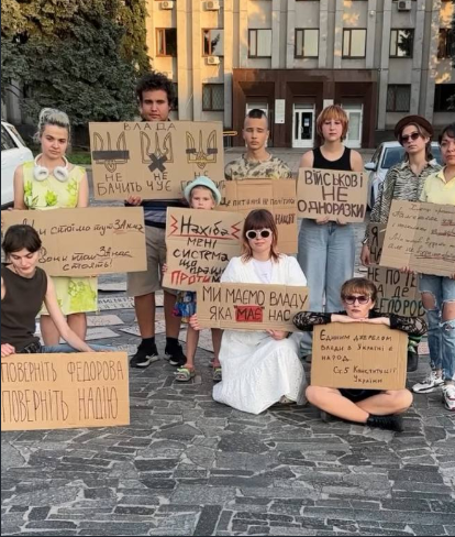 За кожною картонкою - голос у пікселі: стверджують учасники акції на підтримку Федорова у Кременчуці