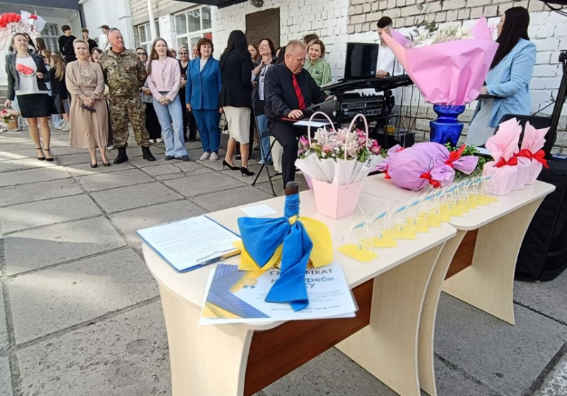 Реп від учителів, паперові літачки миру і щемливий вальс: у Кременчуці пролунав останній дзвоник для випускників ліцею №4