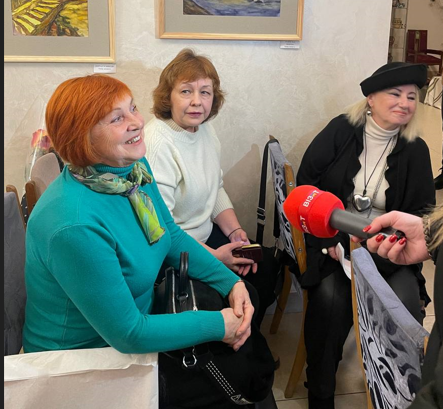 "Олечка загинула в “Амсторі”, і там моє навчання припинилося", - у Кременчуці відкрилась виставка художниці, яка навчалась в мисткині Олі "Кольорово"