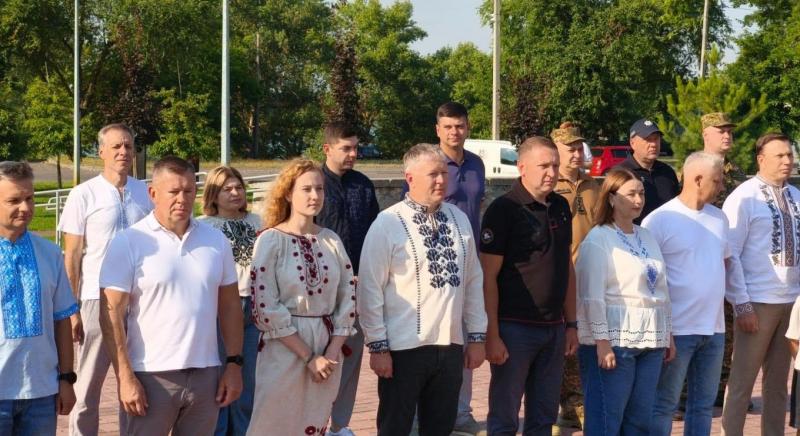 У Кременчуцькій РВА пояснили, хто була поруч з Олександром Аленіним під час підняття прапора