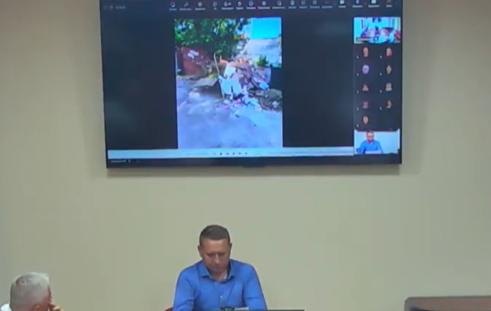 "Баки далеко, але срач — великий": у мерії прокоментували скарги батьків на сміттєві контейнери біля 35-го дитсадка у Кременчуці