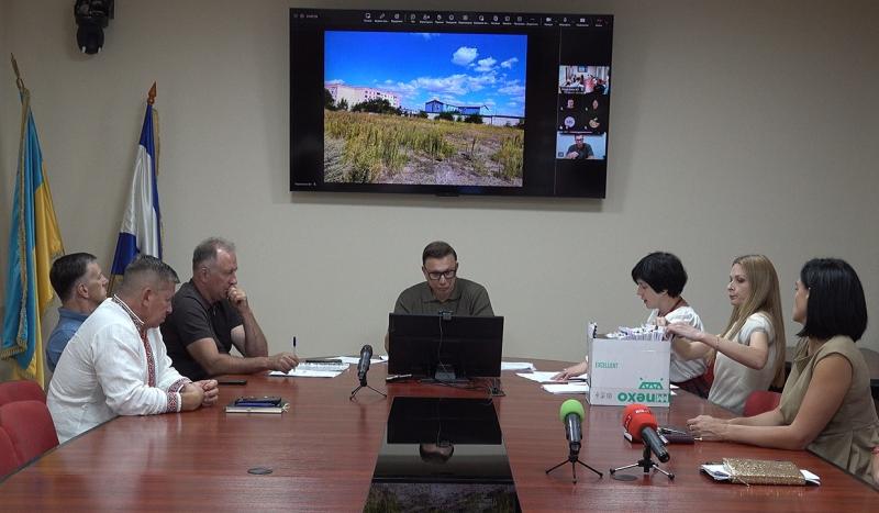 Зміна цільового призначення ділянки на Великій Набережній під загрозою: депутати вимагають від орендаря покосити бур’яни до сесії