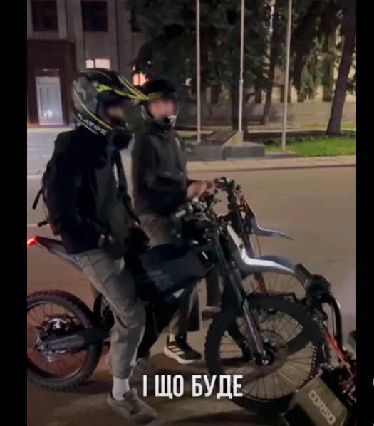 Гонки прямо біля мерії: у Кременчуці мер провів «роз’яснювальну роботу» з юними байкерами