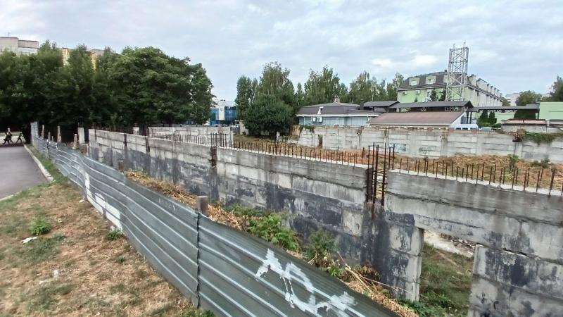 Кременчук за парканом: що насправді відбувається за огорожами будмайданчиків