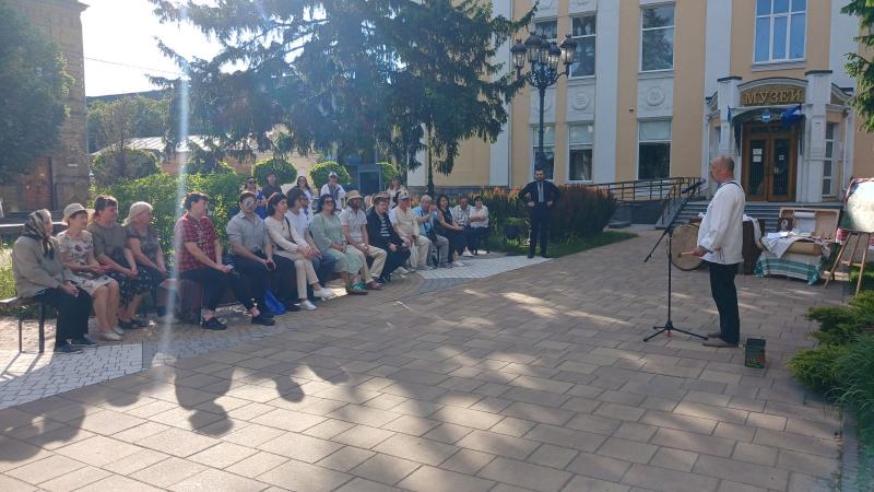 Кобзарі та бандуристи зібрали просто неба мешканців Кременчука